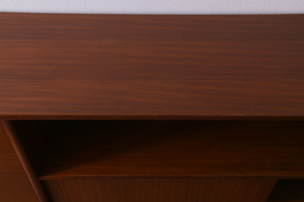 ヴィンテージ家具　北欧ビンテージ　チーク材　褐色と光沢が美しい大振りなサイズのカップボード(リビングボード、キャビネット)