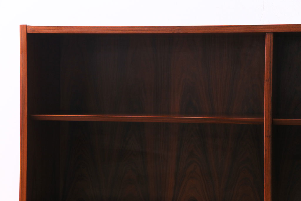 ヴィンテージ家具　北欧ビンテージ　ローズウッドプリント合板　赤い色味と杢目が目を引く薄型サイドボード(リビングボード、飾り棚)