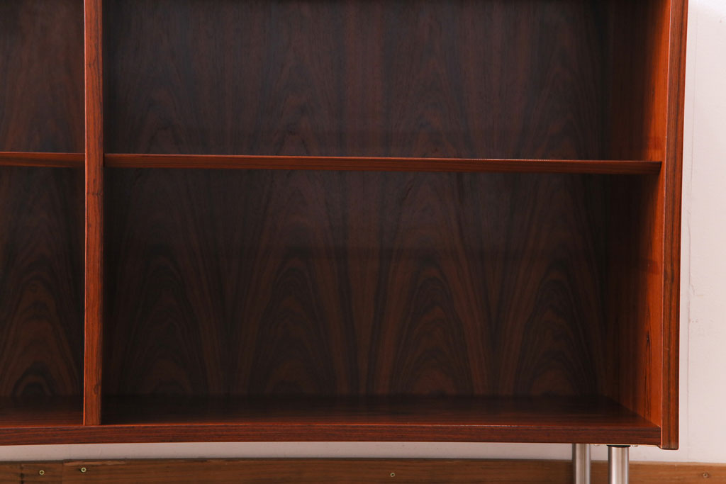 ヴィンテージ家具　北欧ビンテージ　ローズウッドプリント合板　赤い色味と杢目が目を引く薄型サイドボード(リビングボード、飾り棚)