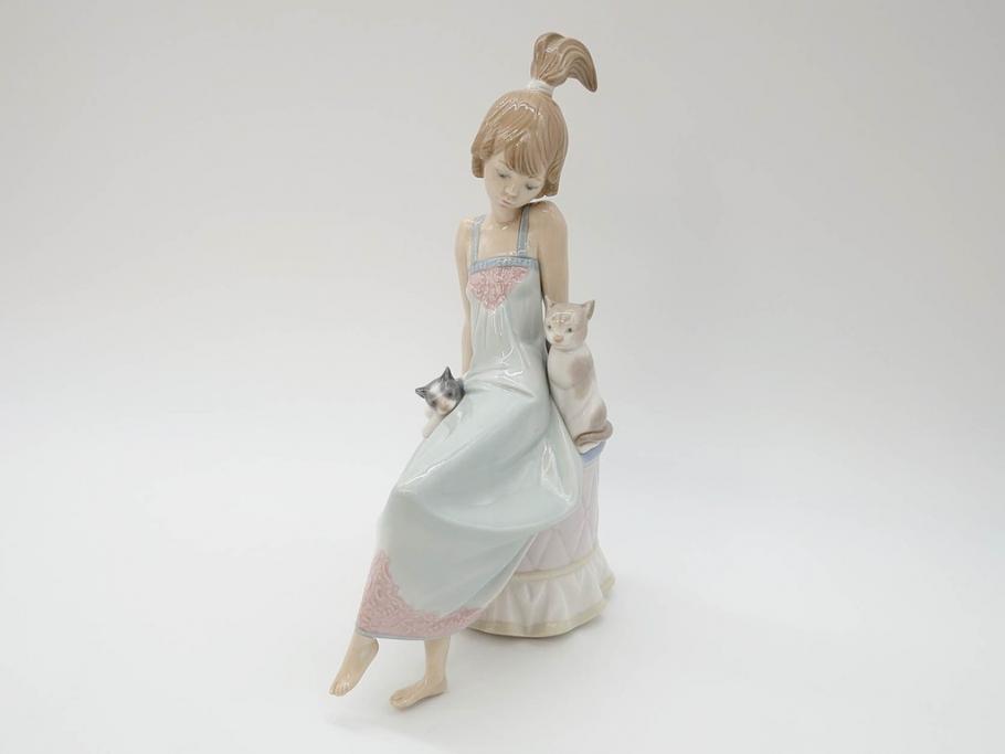 スペイン　リヤドロ　LLADRO　Bed time　猫とおしゃべりする少女　細やかな表情やしぐさの表現が見事なフィギュリン(ねこ、ネコ、陶器人形、置物、オブジェ)(R-073767)