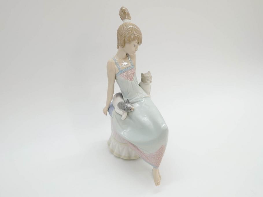 スペイン　リヤドロ　LLADRO　Bed time　猫とおしゃべりする少女　細やかな表情やしぐさの表現が見事なフィギュリン(ねこ、ネコ、陶器人形、置物、オブジェ)(R-073767)