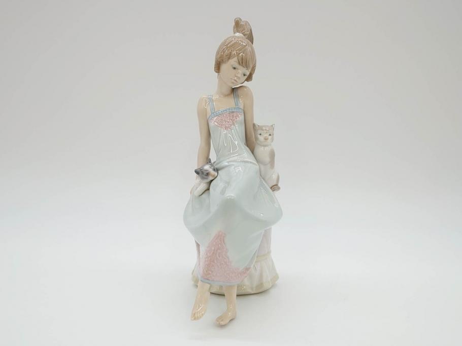 スペイン　リヤドロ　LLADRO　Bed time　猫とおしゃべりする少女　細やかな表情やしぐさの表現が見事なフィギュリン(ねこ、ネコ、陶器人形、置物、オブジェ)(R-073767)