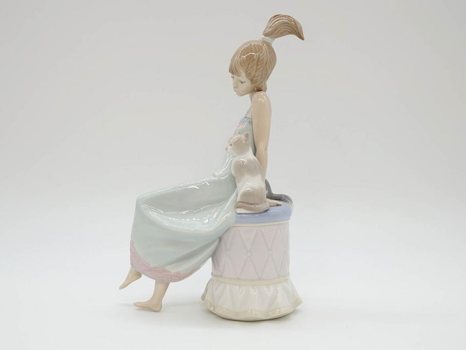 スペイン　リヤドロ　LLADRO　Bed time　猫とおしゃべりする少女　細やかな表情やしぐさの表現が見事なフィギュリン(ねこ、ネコ、陶器人形、置物、オブジェ)(R-073767)