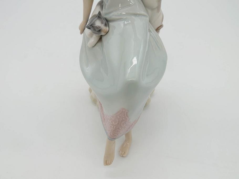 スペイン　リヤドロ　LLADRO　Bed time　猫とおしゃべりする少女　細やかな表情やしぐさの表現が見事なフィギュリン(ねこ、ネコ、陶器人形、置物、オブジェ)(R-073767)