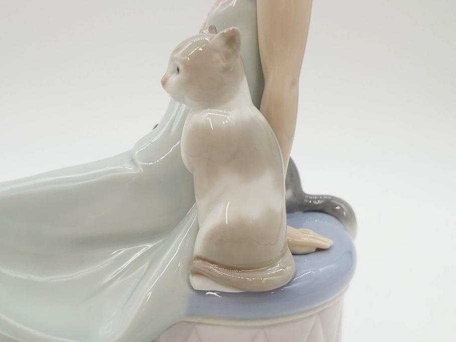 スペイン　リヤドロ　LLADRO　Bed time　猫とおしゃべりする少女　細やかな表情やしぐさの表現が見事なフィギュリン(ねこ、ネコ、陶器人形、置物、オブジェ)(R-073767)