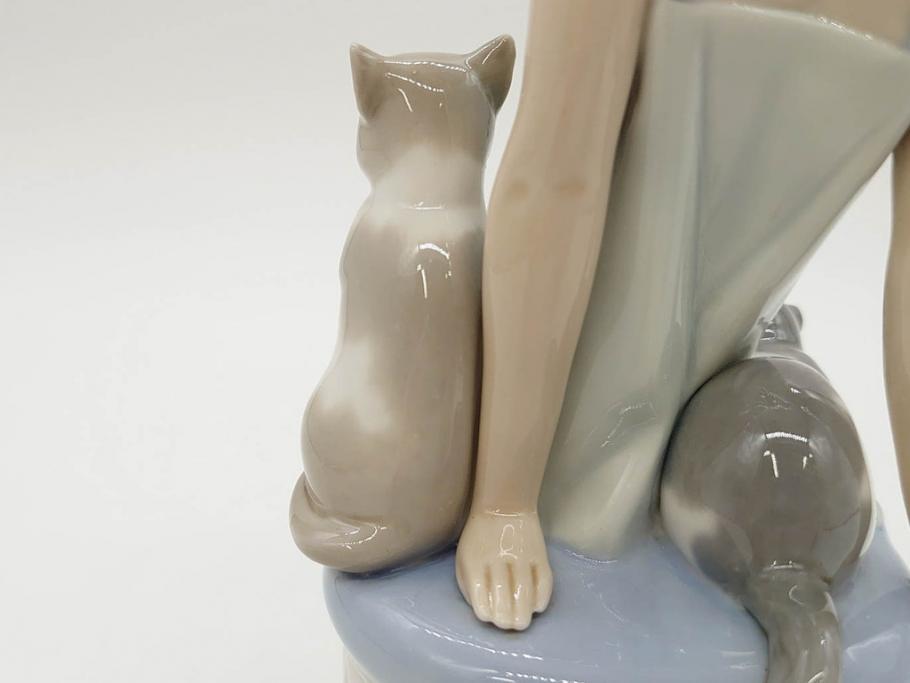 スペイン　リヤドロ　LLADRO　Bed time　猫とおしゃべりする少女　細やかな表情やしぐさの表現が見事なフィギュリン(ねこ、ネコ、陶器人形、置物、オブジェ)(R-073767)