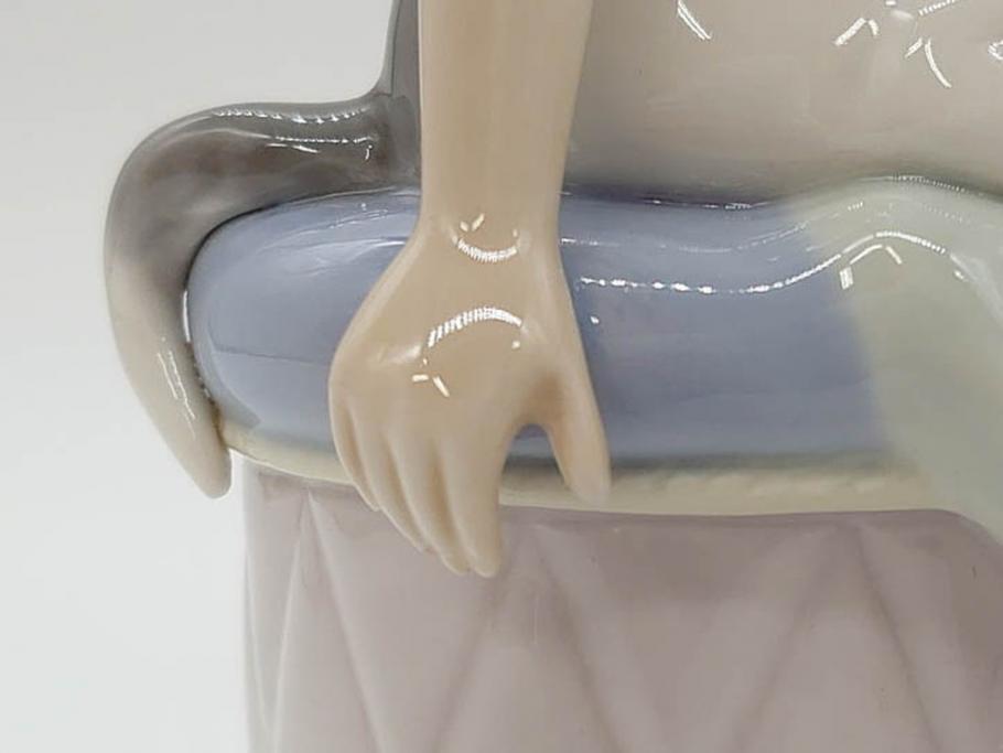 スペイン　リヤドロ　LLADRO　Bed time　猫とおしゃべりする少女　細やかな表情やしぐさの表現が見事なフィギュリン(ねこ、ネコ、陶器人形、置物、オブジェ)(R-073767)