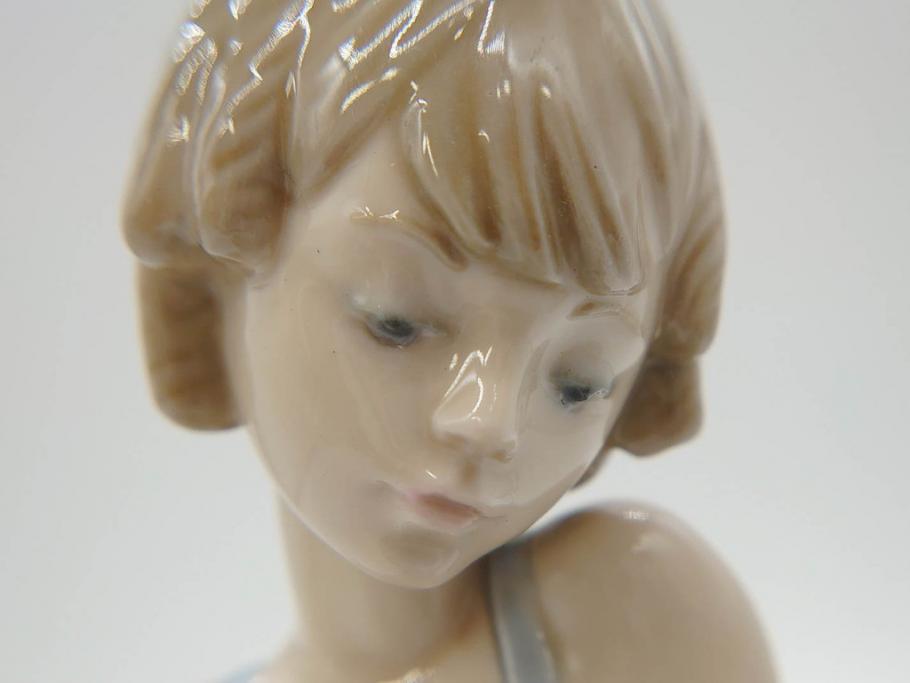 スペイン　リヤドロ　LLADRO　Bed time　猫とおしゃべりする少女　細やかな表情やしぐさの表現が見事なフィギュリン(ねこ、ネコ、陶器人形、置物、オブジェ)(R-073767)