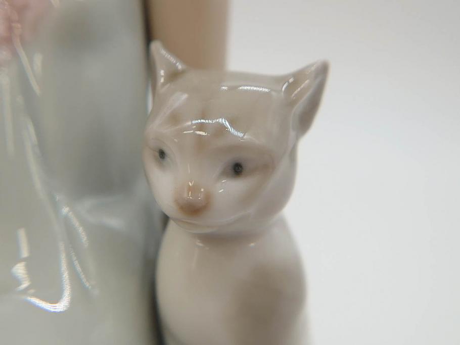 スペイン　リヤドロ　LLADRO　Bed time　猫とおしゃべりする少女　細やかな表情やしぐさの表現が見事なフィギュリン(ねこ、ネコ、陶器人形、置物、オブジェ)(R-073767)