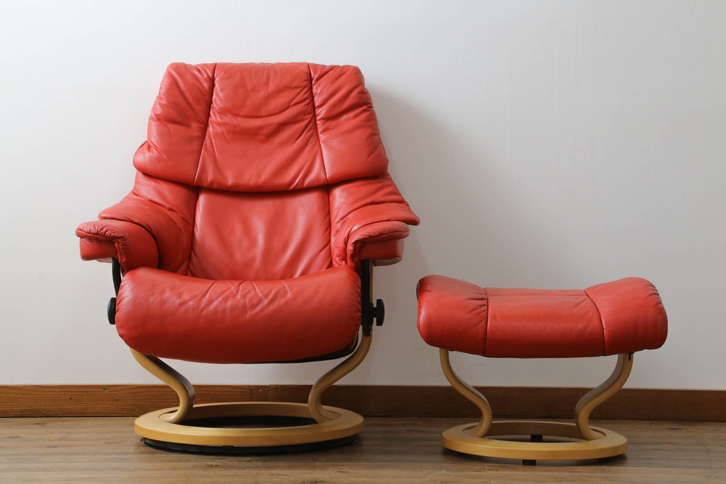 中古　EKORNES(エコーネス)　Reno　レノクラシック　Mサイズ　本革(レザー)　くつろぎの時間におすすめのオットマン付きストレスレスチェア(アームチェア、リクライニングチェア、椅子、一人掛けソファ、1Pソファ、北欧)(定価約47万円)(R-069809)