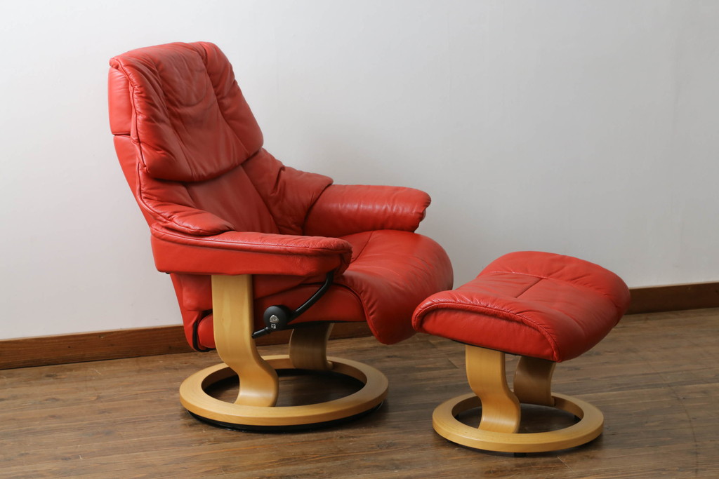 中古　EKORNES(エコーネス)　Reno　レノクラシック　Mサイズ　本革(レザー)　くつろぎの時間におすすめのオットマン付きストレスレスチェア(アームチェア、リクライニングチェア、椅子、一人掛けソファ、1Pソファ、北欧)(定価約47万円)(R-069809)