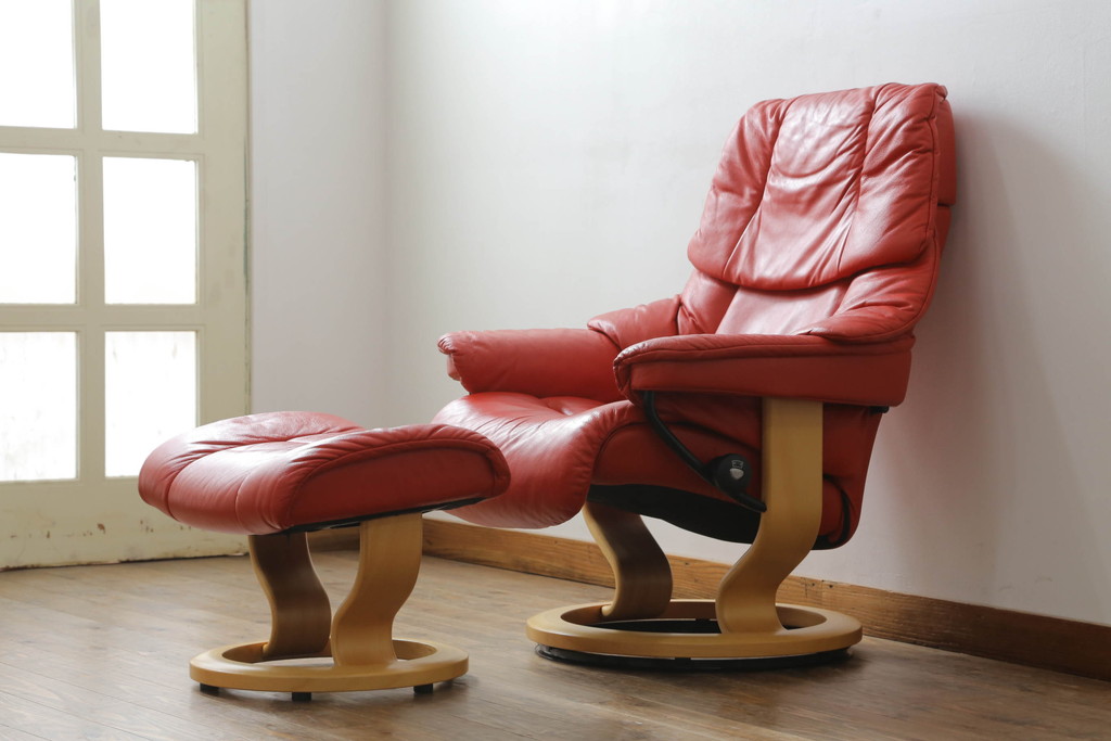 中古　EKORNES(エコーネス)　Reno　レノクラシック　Mサイズ　本革(レザー)　くつろぎの時間におすすめのオットマン付きストレスレスチェア(アームチェア、リクライニングチェア、椅子、一人掛けソファ、1Pソファ、北欧)(定価約47万円)(R-069809)