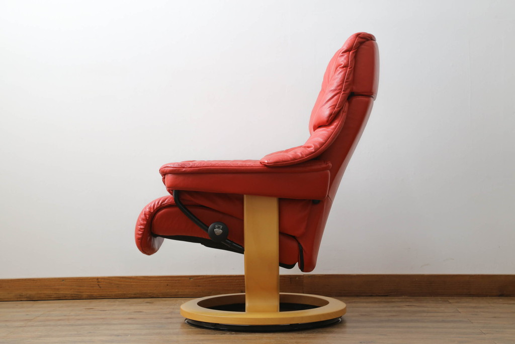 中古　EKORNES(エコーネス)　Reno　レノクラシック　Mサイズ　本革(レザー)　くつろぎの時間におすすめのオットマン付きストレスレスチェア(アームチェア、リクライニングチェア、椅子、一人掛けソファ、1Pソファ、北欧)(定価約47万円)(R-069809)