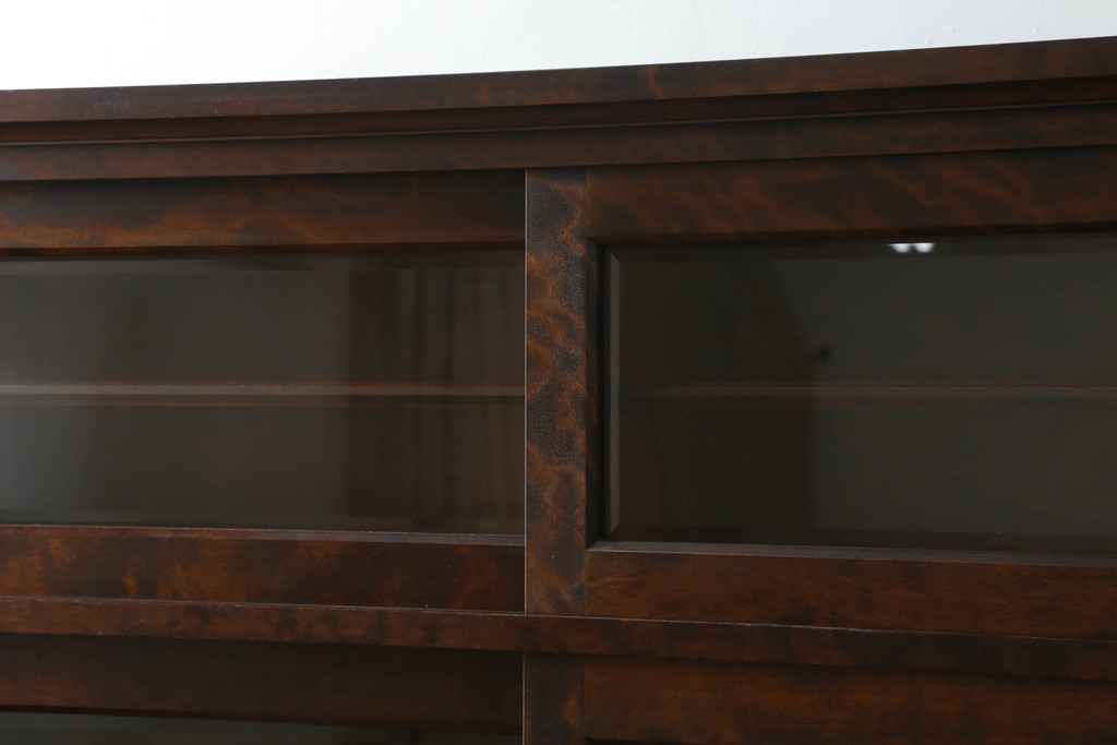 中古　北海道民芸家具　美しい木肌とシックな佇まいが魅力的な重ね戸棚(収納棚、食器棚)(R-059971)