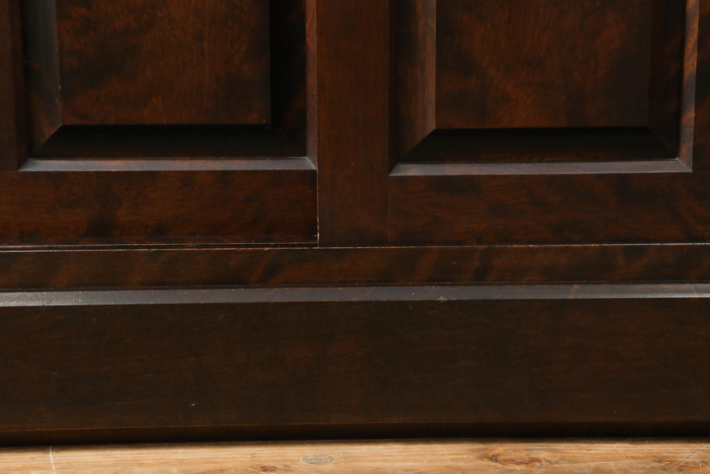 中古　北海道民芸家具　美しい木肌とシックな佇まいが魅力的な重ね戸棚(収納棚、食器棚)(R-059971)