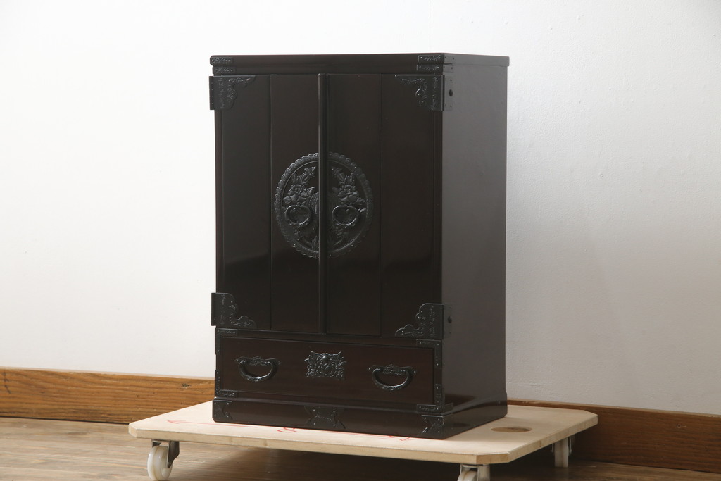 新品　未使用　仙台箪笥　落ち着きのある色味が魅力的な仏壇と仏具のセット(仙台仏壇)(定価約30万円)(R-078841)