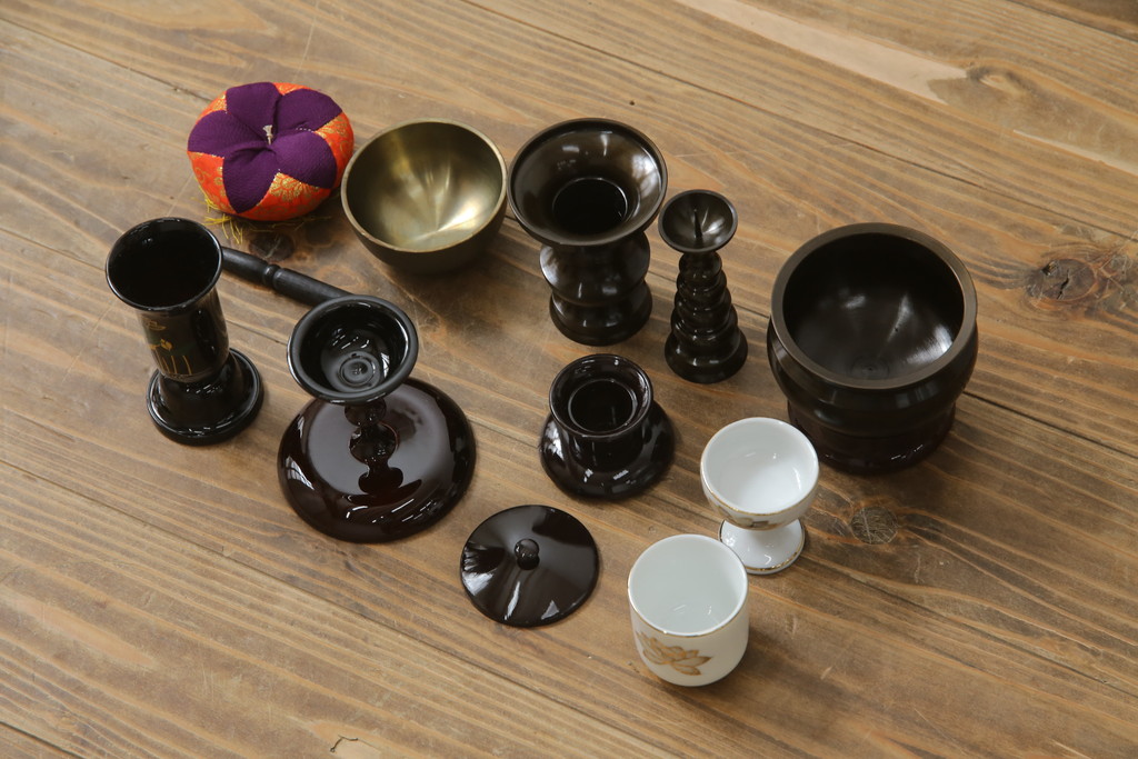 新品　未使用　仙台箪笥　落ち着きのある色味が魅力的な仏壇と仏具のセット(仙台仏壇)(定価約30万円)(R-078841)
