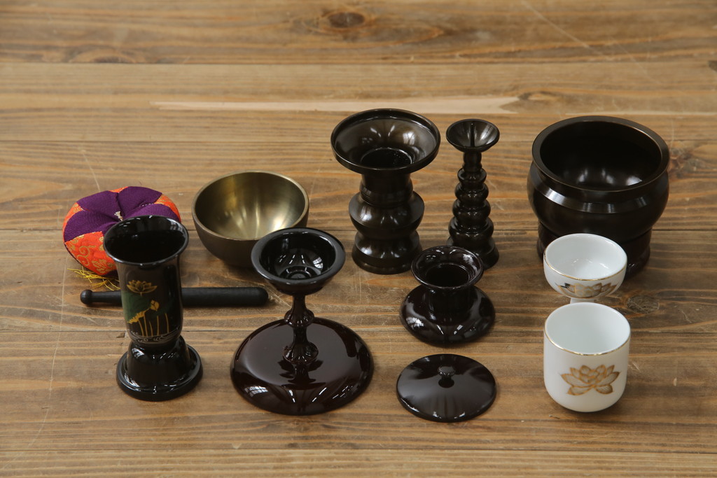 新品　未使用　仙台箪笥　落ち着きのある色味が魅力的な仏壇と仏具のセット(仙台仏壇)(定価約30万円)(R-078841)