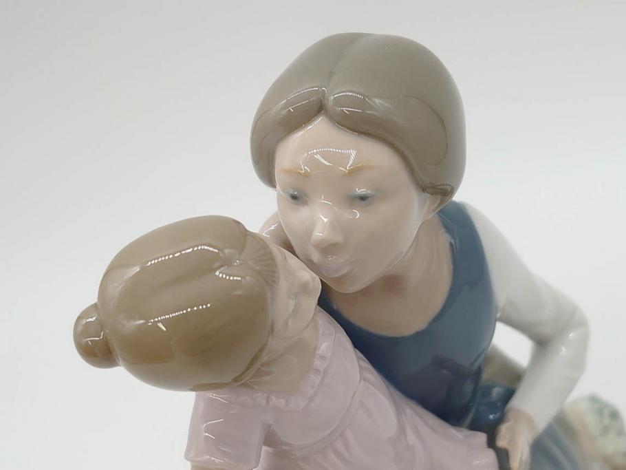 スペイン　リヤドロ　LLADRO　NAO　1980　親子　幸せなひと時を切り取った様なフィギュリン(ファミリー、家族、母、女の子、陶器人形、置物、オブジェ)(R-073770)