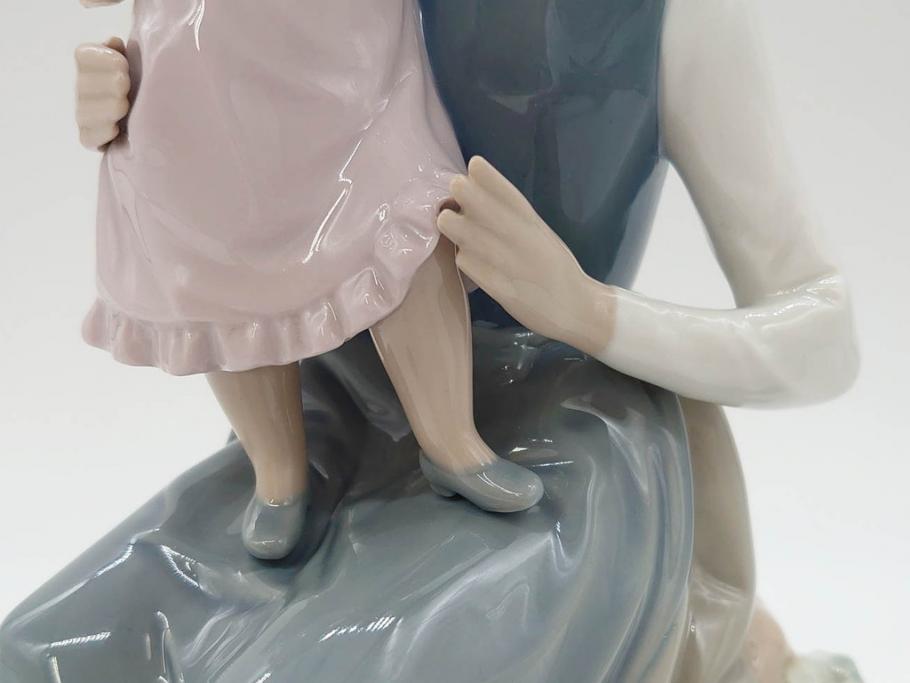 スペイン　リヤドロ　LLADRO　NAO　1980　親子　幸せなひと時を切り取った様なフィギュリン(ファミリー、家族、母、女の子、陶器人形、置物、オブジェ)(R-073770)