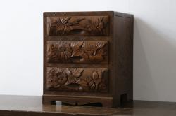 中古　日光彫り　菖蒲・菊・牡丹　三種の花の彫りが美しい小引き出し(卓上収納、小物収納)(R-076545)