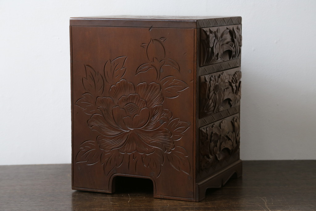 中古　日光彫り　菖蒲・菊・牡丹　三種の花の彫りが美しい小引き出し(卓上収納、小物収納)(R-076545)