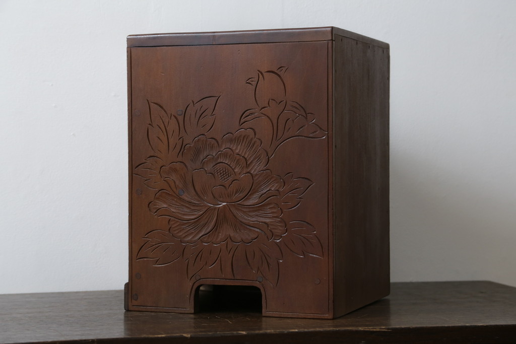 中古　日光彫り　菖蒲・菊・牡丹　三種の花の彫りが美しい小引き出し(卓上収納、小物収納)(R-076545)