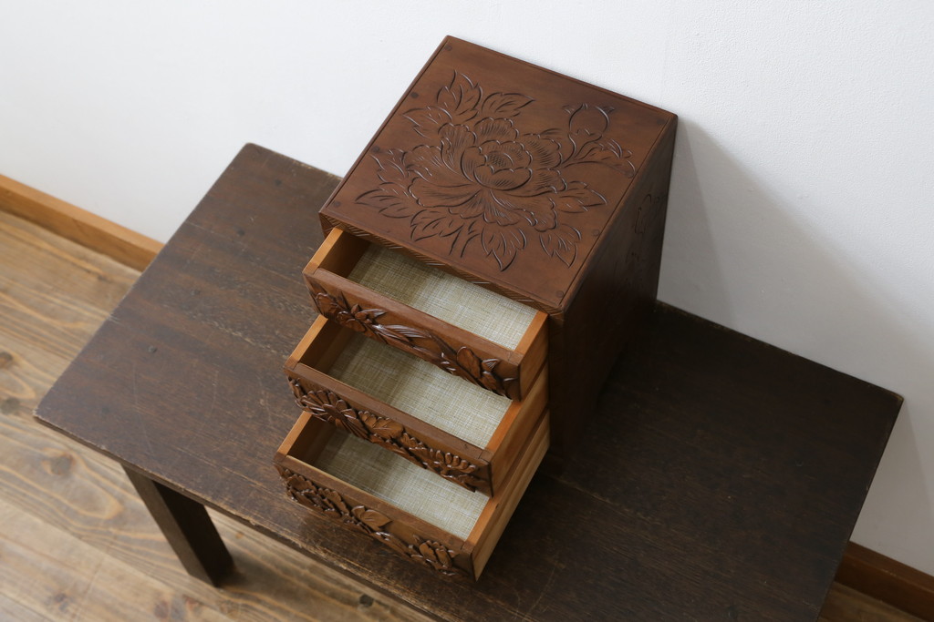 中古　日光彫り　菖蒲・菊・牡丹　三種の花の彫りが美しい小引き出し(卓上収納、小物収納)(R-076545)