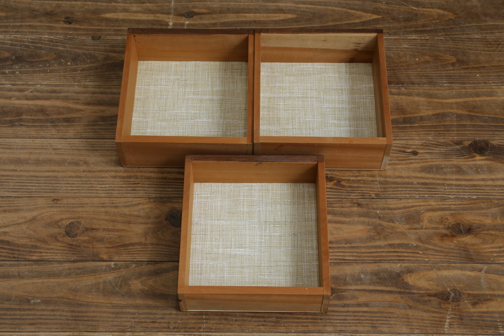 中古　日光彫り　菖蒲・菊・牡丹　三種の花の彫りが美しい小引き出し(卓上収納、小物収納)(R-076545)