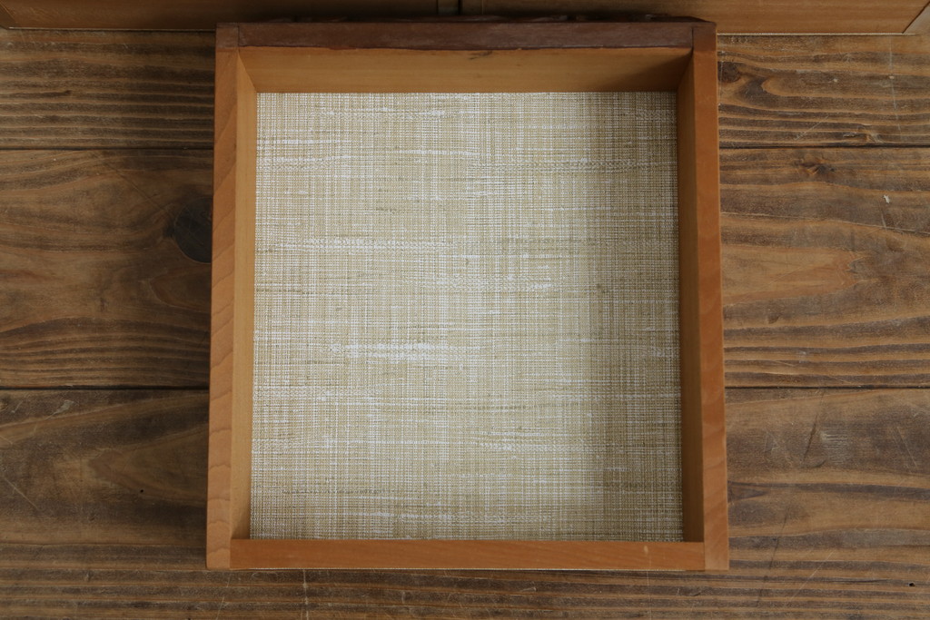 中古　日光彫り　菖蒲・菊・牡丹　三種の花の彫りが美しい小引き出し(卓上収納、小物収納)(R-076545)