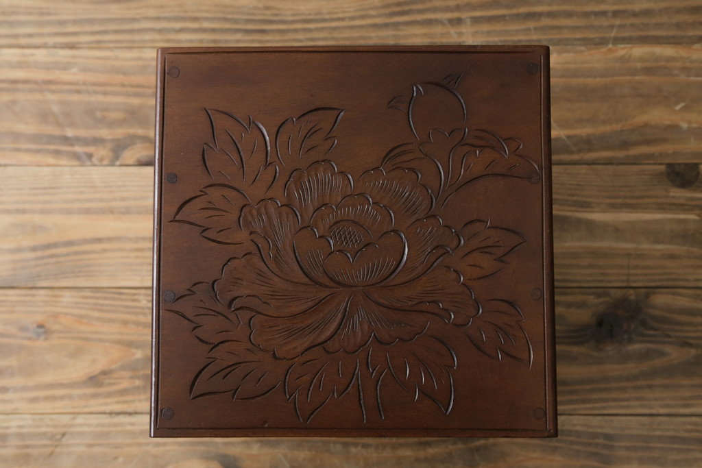 中古　日光彫り　菖蒲・菊・牡丹　三種の花の彫りが美しい小引き出し(卓上収納、小物収納)(R-076545)