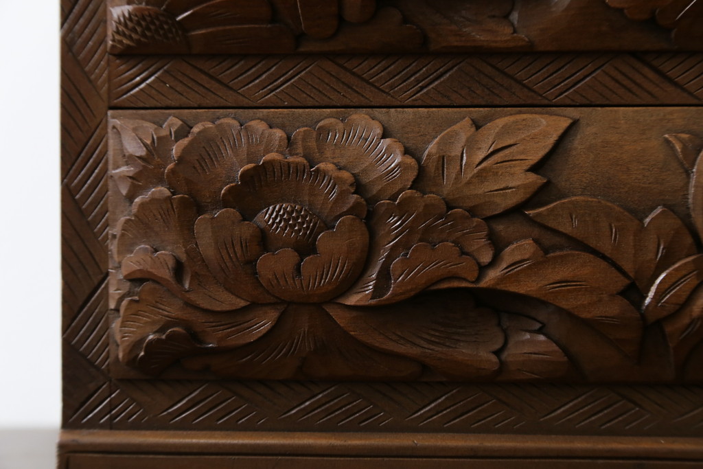 中古　日光彫り　菖蒲・菊・牡丹　三種の花の彫りが美しい小引き出し(卓上収納、小物収納)(R-076545)