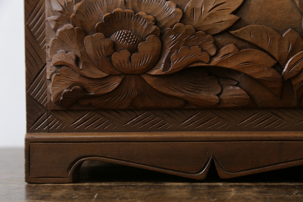 中古　日光彫り　菖蒲・菊・牡丹　三種の花の彫りが美しい小引き出し(卓上収納、小物収納)(R-076545)