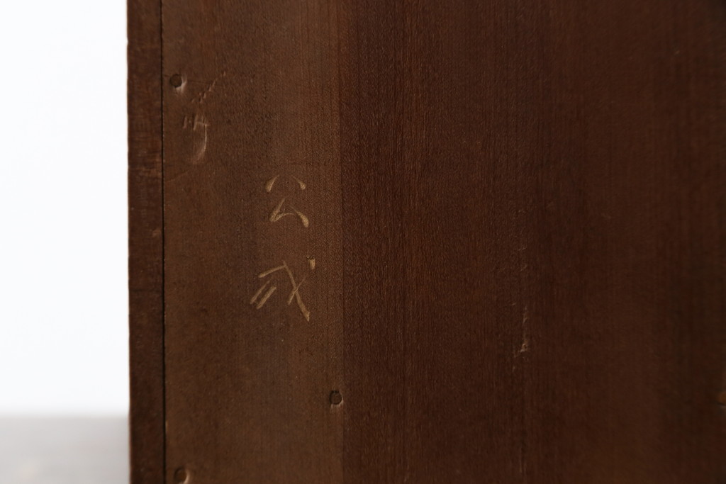 中古　日光彫り　菖蒲・菊・牡丹　三種の花の彫りが美しい小引き出し(卓上収納、小物収納)(R-076545)