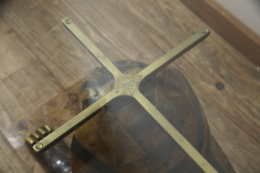 中古　MAITLAND SMITH(メートランドスミス)　職人による象嵌技術が詰まった芸術品のようなスフィンクスカクテルテーブル(ローテーブル、センターテーブル、ガラス天板テーブル)(定価約137万円)(R-065961)