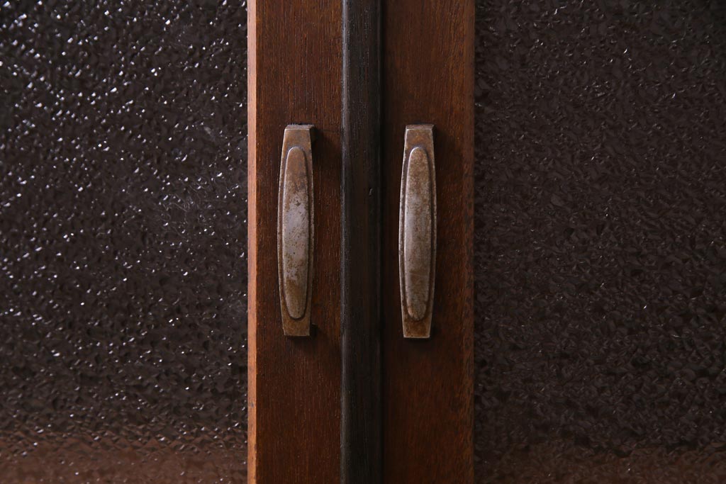レトロ家具　昭和中期　ダイヤガラス入り　レトロな雰囲気が味のある脚付き戸棚(収納棚、キャビネット)