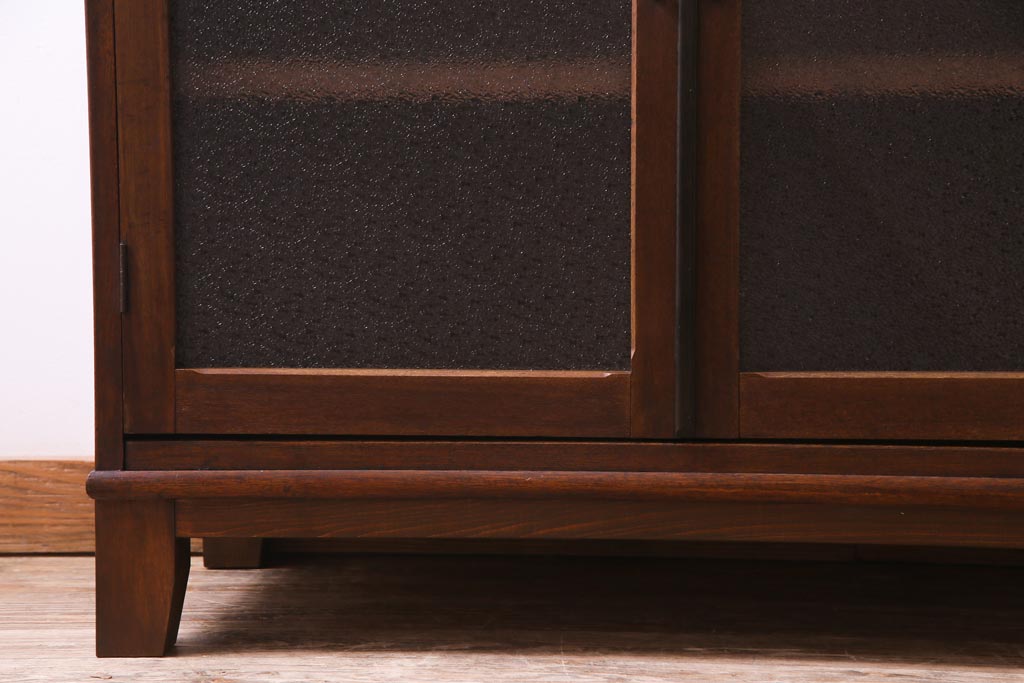 レトロ家具　昭和中期　ダイヤガラス入り　レトロな雰囲気が味のある脚付き戸棚(収納棚、キャビネット)