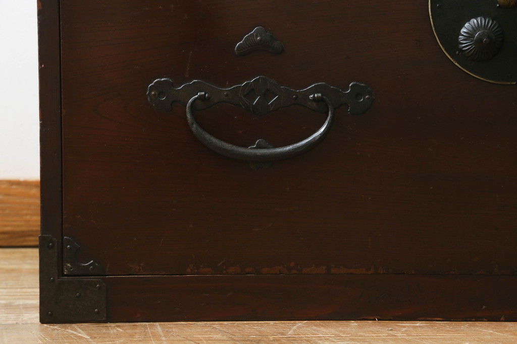和製アンティーク　前面欅(ケヤキ)材　縁起物の金具が魅力の二本松箪笥(重ね箪笥、引き出し、衣装箪笥、整理タンス、時代箪笥、収納たんす)(R-065713)