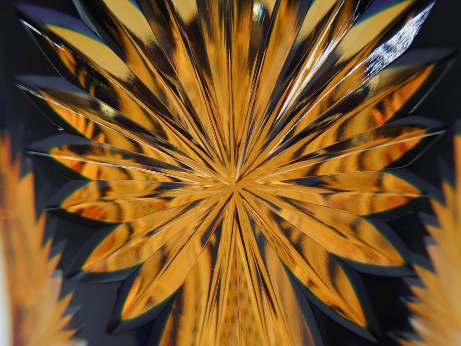 黒木国昭　綾切子　繊細なカットが美しく華やかな色彩が存在感を放つ花器(花瓶、花入、フラワーベース、ガラス、硝子)(R-073813)