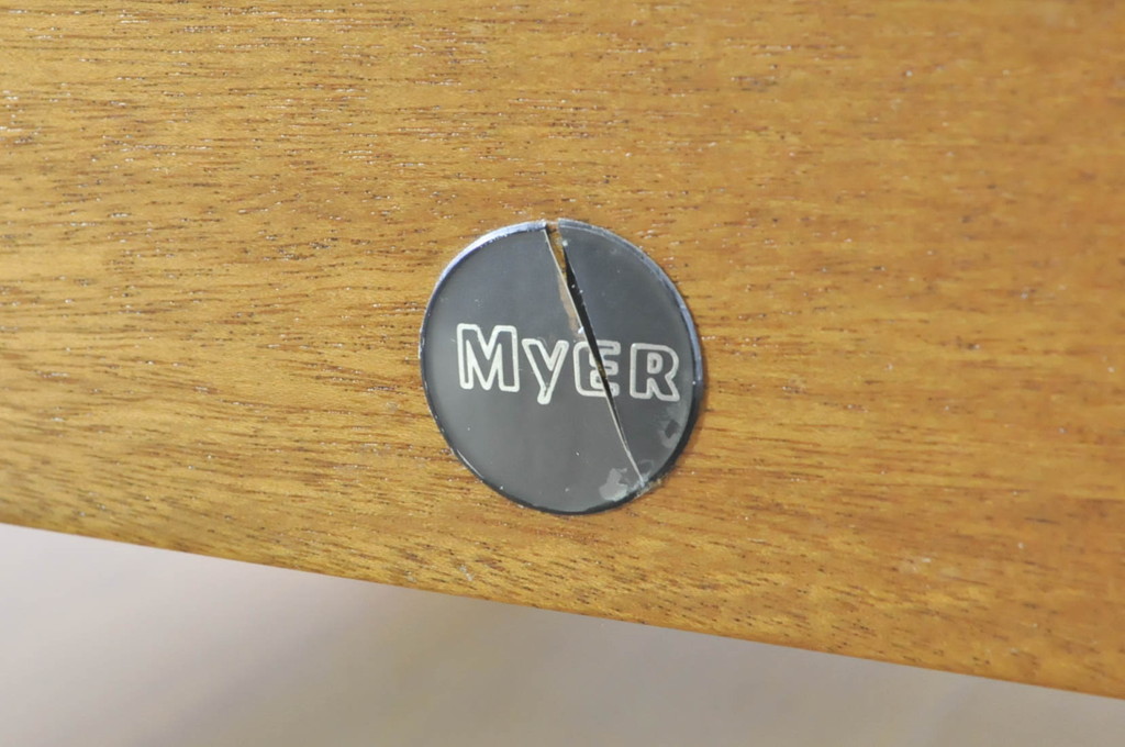 イギリスビンテージ　Myer(メイヤー)　天板が浮いたようなデザインとスモークガラスがお洒落なガラストップセンターテーブル(リビングテーブル、ローテーブル、ヴィンテージ、英国)(R-065812)