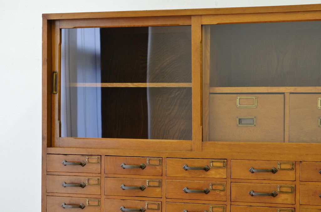 レトロ家具　昭和レトロ古いナラ材の書類棚77杯引き出しアンティーク