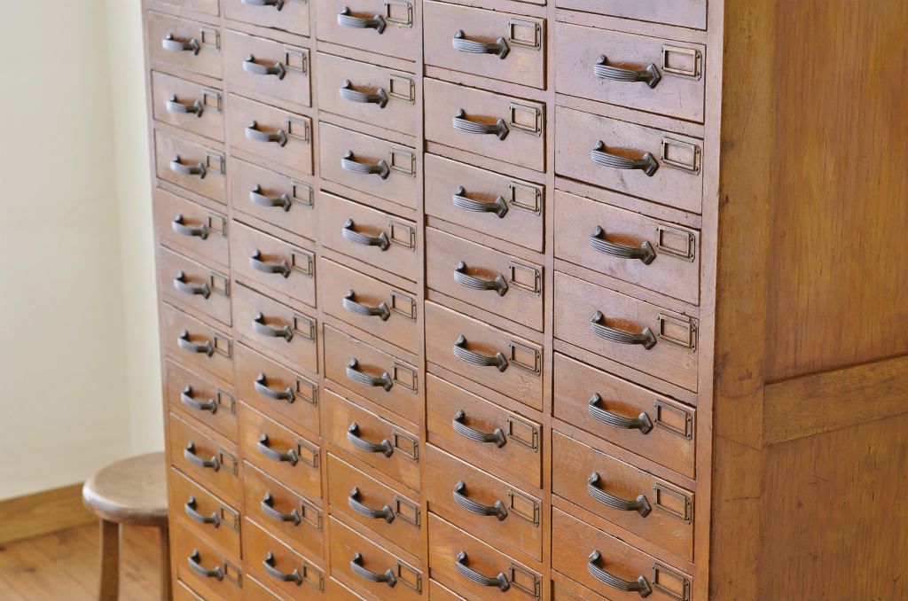 レトロ家具　昭和レトロ古いナラ材の書類棚77杯引き出しアンティーク