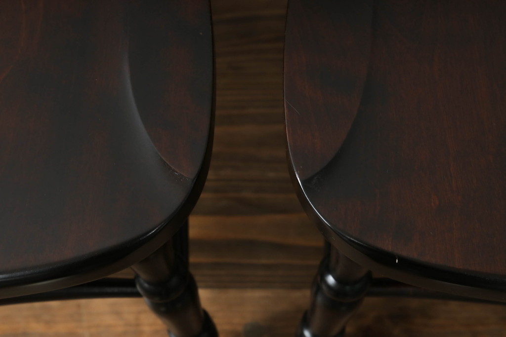 中古　北海道民芸家具　クラシカルな雰囲気を醸し出すダイニングチェア2脚セット(椅子、板座チェア)(R-060103)