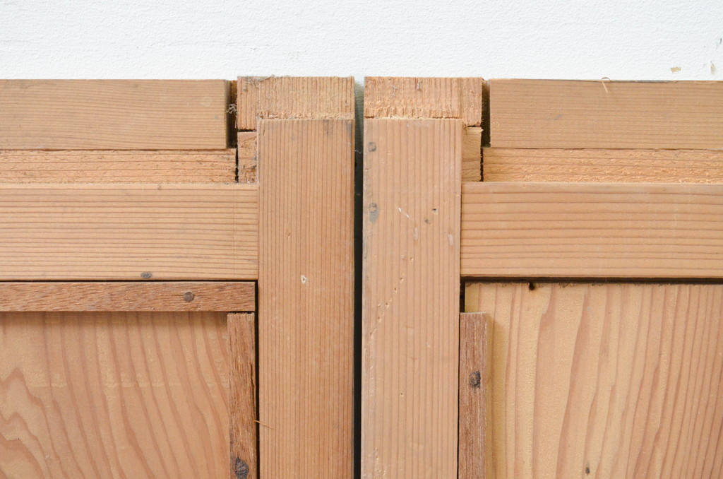 アンティーク建具　数寄屋で使われていた古い木味の竹飾り付き板戸2枚セット(引き戸、窓)(R-071258)