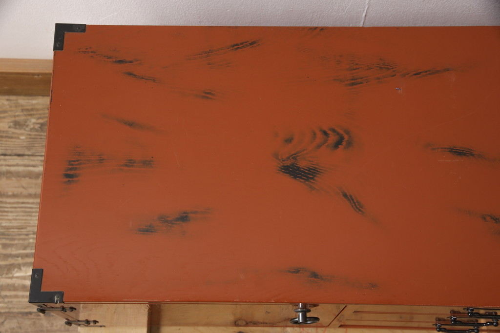 中古　美品　工芸家具　曙(あけぼの)塗り　漆の朱色が机上のアクセントになる小引き出し(根来塗り、卓上収納、小物収納)(R-055143)