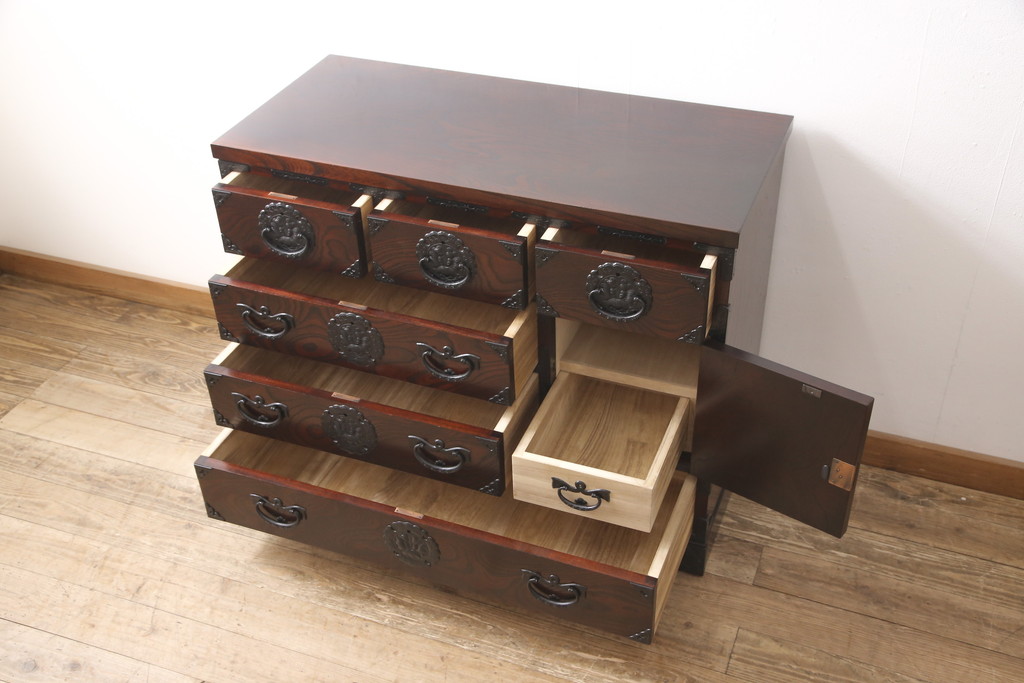 中古　超美品　岩谷堂箪笥　存在感のある金具と杢目が印象的な整理箪笥(チェスト、和タンス、引き出し)(R-052523)