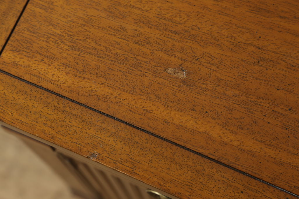 中古　美品　マホガニー材　DREXEL HERITAGE(ドレクセルヘリテイジ)　Triune(トライユン)　上品な佇まいが魅力のナイトテーブル(サイドテーブル、収納棚、キャビネット)(R-058544)