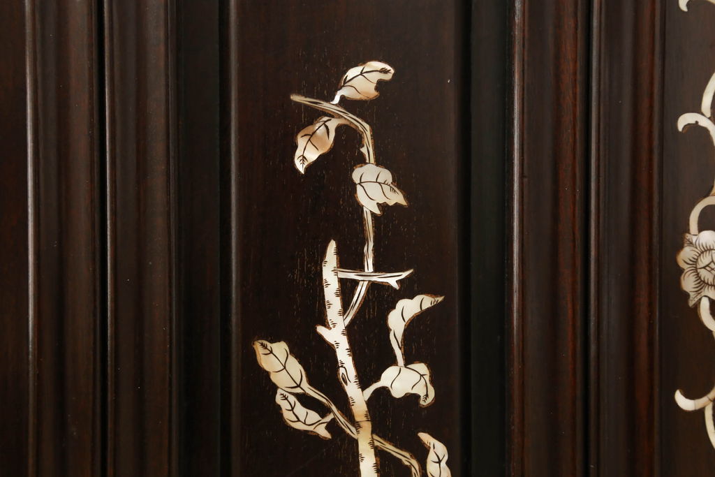 和製ビンテージ　高級品　花梨(カリン)材　象嵌入り　品のある佇まいが美しい飾り棚(茶棚、収納棚、戸棚、ヴィンテージ)(R-059484)