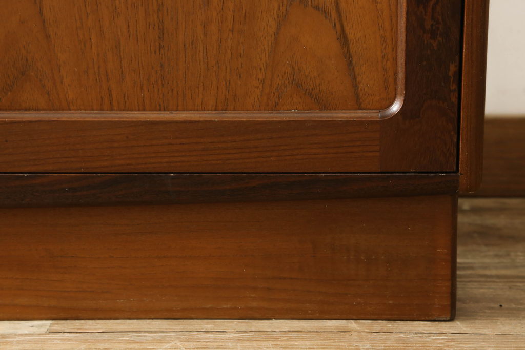 イギリスビンテージ　北欧スタイル　G-PLAN(ジープラン)　チーク材のあたたかみを感じるサイドボード(サイドキャビネット、収納棚、戸棚、ヴィンテージ)(R-050160)