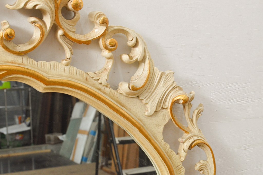 中古　美品　イタリア高級家具　ノバパルク(NOVAPLAK)　ロココ調のエレガントな彫刻が美しい壁掛けミラー(ウォールミラー、鏡)(R-055395)